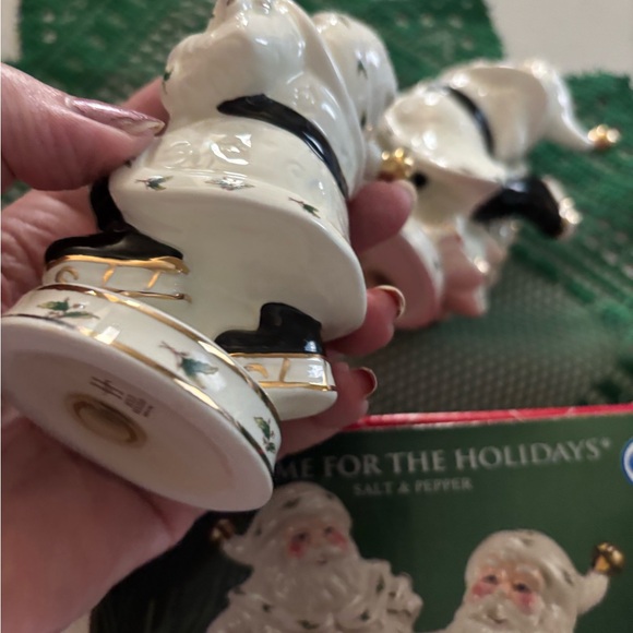 Vintage Santa Claus Salt and Pepper Shaker Set - White and Gold Final Sale - Picture 8 of 8
